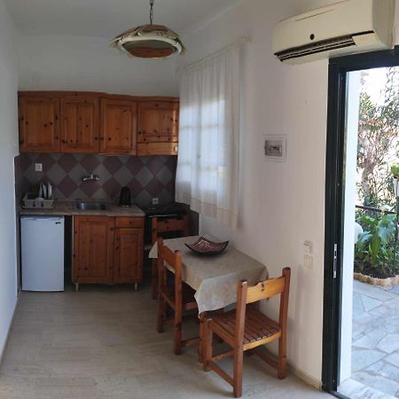 Alexandra'S Apartments Ахарави Екстериор снимка